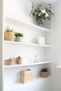 Tidy decorative shelf
